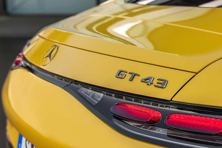 Hãng xe không công bố trọng lượng không tải của AMG GT43. Tuy nhiên, với việc chỉ được trang bị hệ dẫn động cầu sau cùng khối động cơ 4 xi-lanh, mẫu coupe này sẽ nhẹ hơn đáng kể so với GT63 động cơ V8, vốn có cân nặng lên tới 2.026 kg.