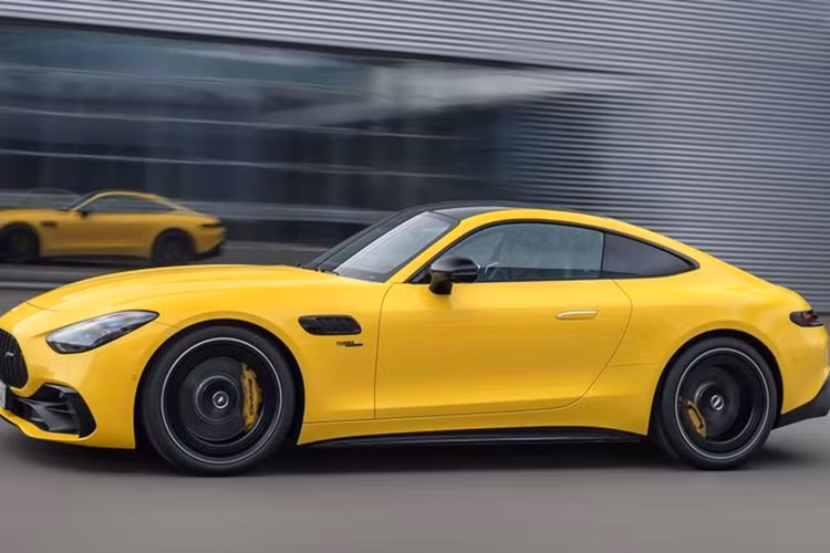 Theo Mercedes-Benz, AMG GT43 2025 có khả năng tăng tốc 0-100km/h trong 4,7 giây, ngang bằng với Volkswagen Golf R. Tốc độ tối đa của xe được giới hạn ở mức 280 km/h.