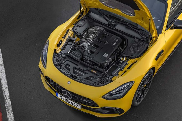 Mercedes-AMG GT43 sẽ được bán tại châu Âu trong thời gian tới, với cả hai cấu hình 2 chỗ và 4 chỗ. Bên cạnh đó, hãng xe Đức cũng có kế hoạch mở bán mẫu coupe thể thao này tại Mỹ vào năm sau. Mức giá xe Mercedes-AMG GT43 2025 hiện chưa công bố chính thức.