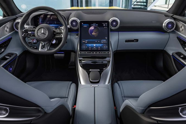 Đi kèm với đó là hộp số ly hợp kép 9 cấp. Mercedes-AMG GT43 2025 thể thao được trang bị tiêu chuẩn hệ dẫn động cầu sau, trong khi hệ dẫn động bốn bánh được cung cấp dưới dạng tùy chọn.