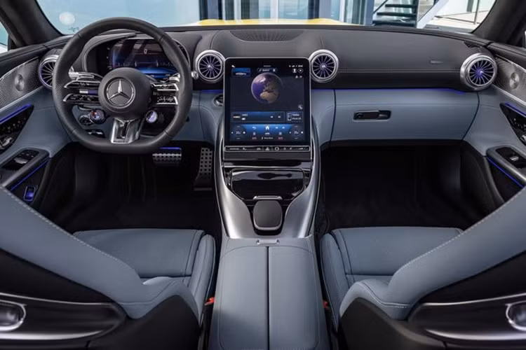 Đi kèm với đó là hộp số ly hợp kép 9 cấp. Mercedes-AMG GT43 2025 thể thao được trang bị tiêu chuẩn hệ dẫn động cầu sau, trong khi hệ dẫn động bốn bánh được cung cấp dưới dạng tùy chọn.