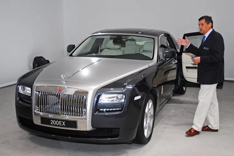 “Cha de” cua Rolls-Royce Phantom bi sat hai tai nha rieng-Hinh-2