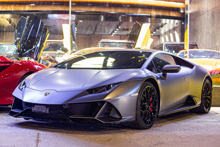 Tính đến thời điểm hiện tại, đã có 2 chiếc Huracan bản EVO ở Việt Nam. Chiếc xe này thuộc phiên bản AWD (dùng hệ dẫn động bốn bánh, mang màu sơn xám ở ngoại thất – khác với chiếc EVO còn lại màu trắng và là bản RWD (dùng dẫn động cầu sau).