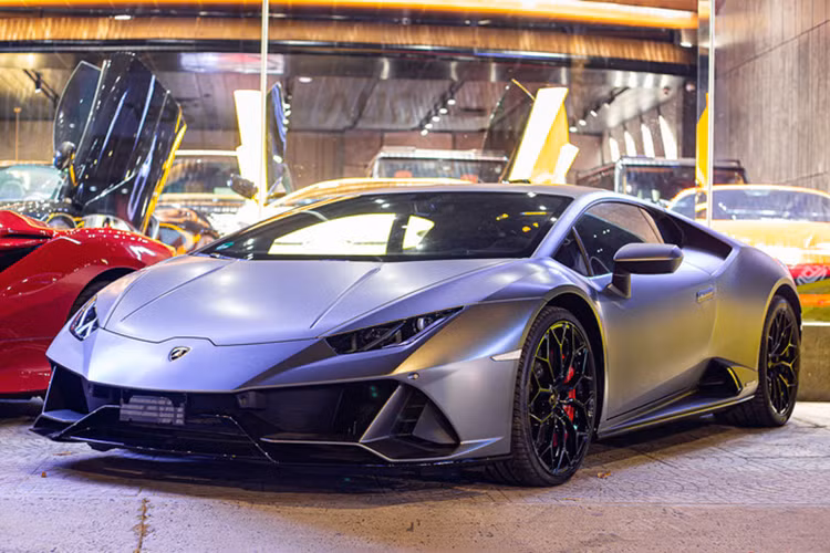 Tính đến thời điểm hiện tại, đã có 2 chiếc Huracan bản EVO ở Việt Nam. Chiếc xe này thuộc phiên bản AWD (dùng hệ dẫn động bốn bánh, mang màu sơn xám ở ngoại thất – khác với chiếc EVO còn lại màu trắng và là bản RWD (dùng dẫn động cầu sau).