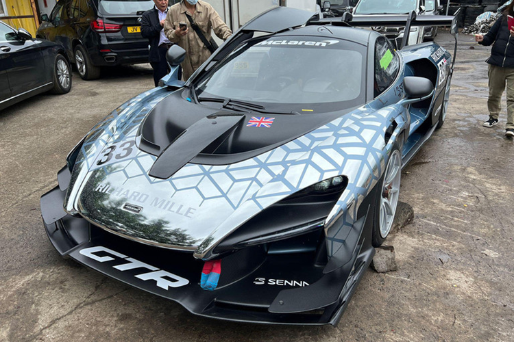 Từng có thông tin đồn đoán chiếc McLaren Senna phiên bản đường đua thuộc sở hữu của ông Đặng Lê Nguyên Vũ nhưng hiện tại, phía Tập đoàn Trung Nguyên chưa lên tiếng xác nhận thông tin này. Bên cạnh đó, các mẫu xe đua hiện không thể đăng kiểm như xe thương mại Việt Nam.