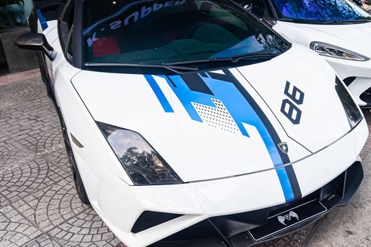 “Trái tim” của Lamborghini Gallardo LP560-4 là cỗ máy V10 hút khí tự nhiên, dung tích 5.2 lít giống mẫu Huracan, cho sức mạnh 552 mã lực và mô-men xoắn 540 Nm. Nhờ đó, chiếc siêu xe dễ dàng đạt 100 km/h từ vị trí đứng yên trong thời gian 3,7 giây cùng vận tốc tối đa ở mức 325 km/h.