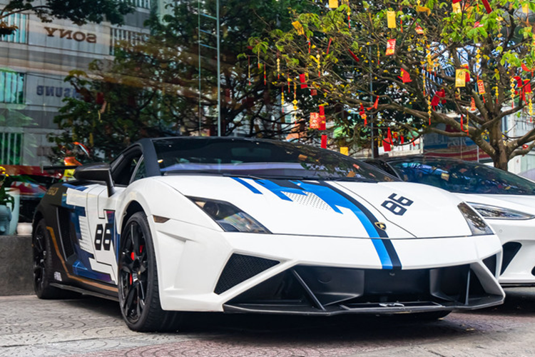  3. Lamborghini Gallardo LP560-4 độ Squadra Corse Năm 2020, khi chưa là ông chủ showroom kinh doanh siêu xe nổi tiếng, Phan Công Khanh đã gây tiếng vang trong giới chơi xe khi đưa về Việt Nam chiếc Lamborghini Gallardo LP560-4 từ thị trường Lào. Chiếc xe đã nâng cấp gói độ lên phiên bản Squadra Corse đậm chất đường đua.