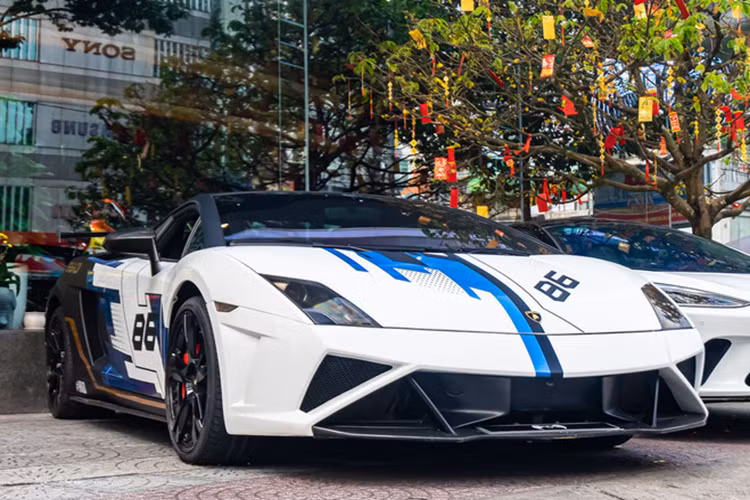  3. Lamborghini Gallardo LP560-4 độ Squadra Corse Năm 2020, khi chưa là ông chủ showroom kinh doanh siêu xe nổi tiếng, Phan Công Khanh đã gây tiếng vang trong giới chơi xe khi đưa về Việt Nam chiếc Lamborghini Gallardo LP560-4 từ thị trường Lào. Chiếc xe đã nâng cấp gói độ lên phiên bản Squadra Corse đậm chất đường đua.