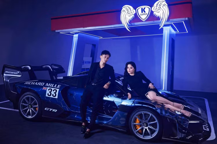  2. McLaren Senna GTR Là một trong ba chiếc McLaren Senna tại Việt Nam, song đến nay chiếc Senna GTR đã “biến mất” không dấu vết kể từ khi tay chơi Phan Công Khanh công bố hình ảnh chiếc xe nằm trong showroom ở đường Trần Hưng Đạo (TP.HCM). Đây còn là một trong hai chiếc Senna mà đơn vị kinh doanh siêu xe của tay chơi này nhập khẩu vào Việt Nam.