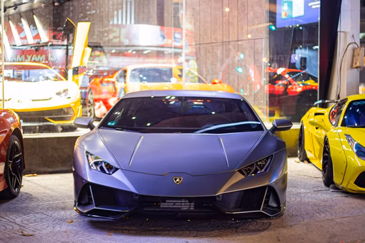  1. Lamborghini Huracan EVO Về Việt Nam từ năm 2021, chiếc Lamborghini Huracan EVO màu xám được đơn vị nhập khẩu siêu xe của Phan Công Khanh rao bán với giá đồn đoán không dưới 25 tỷ đồng – khá cao so với mức giá dòng Huracan phân phối chính hãng hiện nay. Tuy nhiên sau 3 năm về nước, chiếc siêu xe vẫn chưa tìm được chủ nhân.