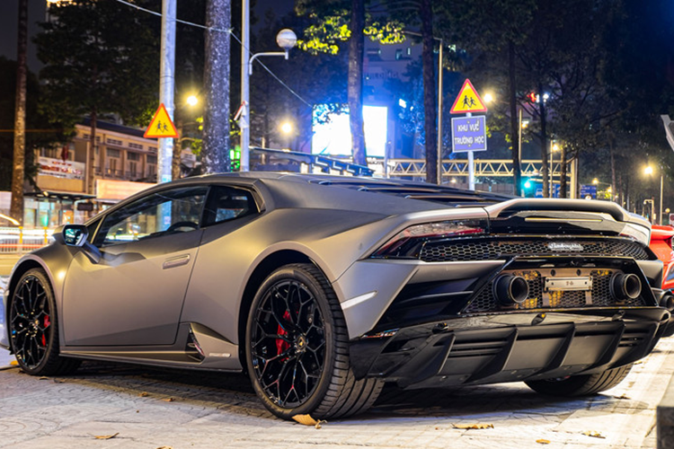 Động cơ V10 5.2L hút khí tự nhiên của Lamborghini Huracan EVO AWD sản sinh công suất tối đa 630 mã lực và mô-men xoắn cực đại 600 Nm, giúp xe tăng tốc từ 0-100 km/h chỉ tốn 2,9 giây trước khi đạt vận tốc tối đa 325 km/h.