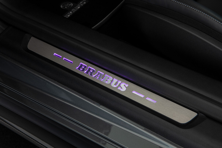 Vẻ ngoài nổi bật của Brabus được hoàn thiện bằng hai miếng chèn sợi carbon cho lưới tản nhiệt và các phụ kiện thiết kế Brabus phía sau vòm bánh trước. Đuôi xe trở nên thể thao hơn nhờ cánh gió sau Brabus và tấm chắn sau tích hợp bộ khuếch tán và các đường cắt được thiết kế riêng cho bốn ống xả của hệ thống ống xả thể thao.
