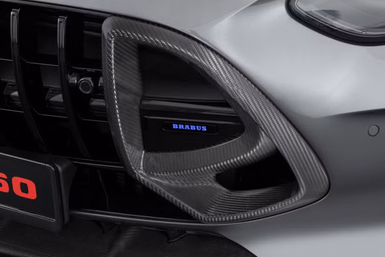 Hệ thống ống xả này tối ưu hóa khả năng cung cấp công suất của động cơ V8 và cung cấp khả năng quản lý âm thanh chủ động giữa chế độ “Coming Home” và âm thanh V8 đặc biệt mạnh mẽ đạt được nhờ van xả điều khiển điện tử.