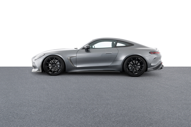 Tốc độ tối đa được giới hạn điện tử ở mức 315 km/h. Ngoài ra, khách hàng có thể lựa chọn bộ hiệu suất BRABUS PowerXtra B40-650 để có công suất 650 mã lực và mô-men xoắn 850 Nm. Xe cũng được trang bị hệ thống ống xả thể thao bằng thép không gỉ Brabus với bốn ống xả và viền carbon.