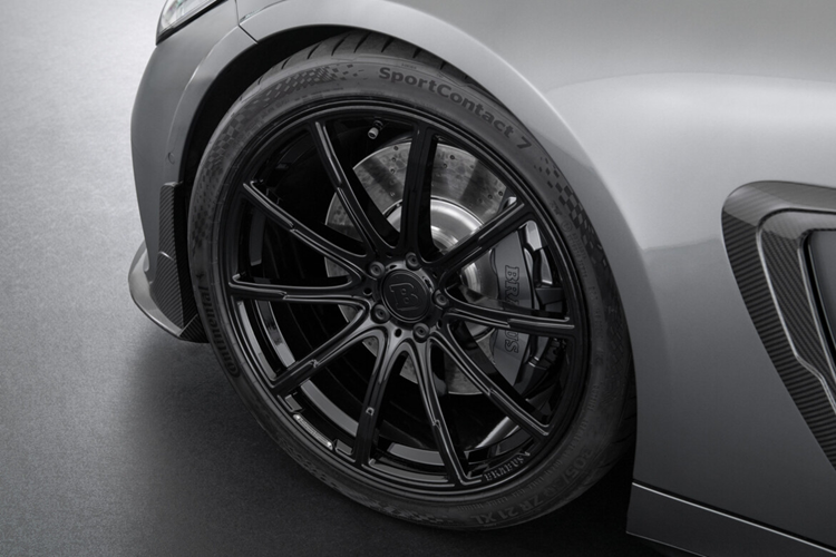 Sợi carbon đặc biệt nhẹ nhưng cực kỳ bền được sử dụng trong Công thức 1 đã được chọn làm vật liệu cho các thành phần khí động học của Brabus. Được phát triển trong đường hầm gió, các chi tiết này không chỉ mang lại cho GT 63 vẻ ngoài thể thao hơn, đặc trưng của Brabus mà còn tối ưu hóa tính khí động học.