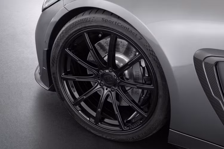 Sợi carbon đặc biệt nhẹ nhưng cực kỳ bền được sử dụng trong Công thức 1 đã được chọn làm vật liệu cho các thành phần khí động học của Brabus. Được phát triển trong đường hầm gió, các chi tiết này không chỉ mang lại cho GT 63 vẻ ngoài thể thao hơn, đặc trưng của Brabus mà còn tối ưu hóa tính khí động học.