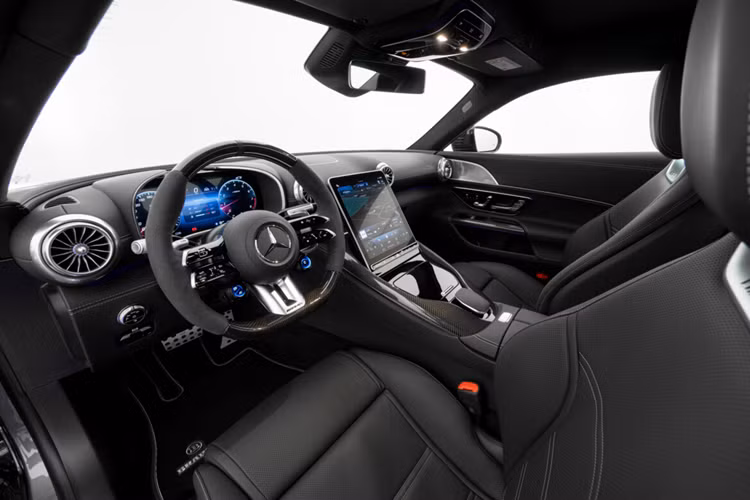 Tất cả các thành phần thân xe có thể được đặt hàng bằng carbon lộ thiên với lớp hoàn thiện bóng hoặc mờ hoặc sơn bất kỳ màu tùy chỉnh nào theo yêu cầu của khách hàng.