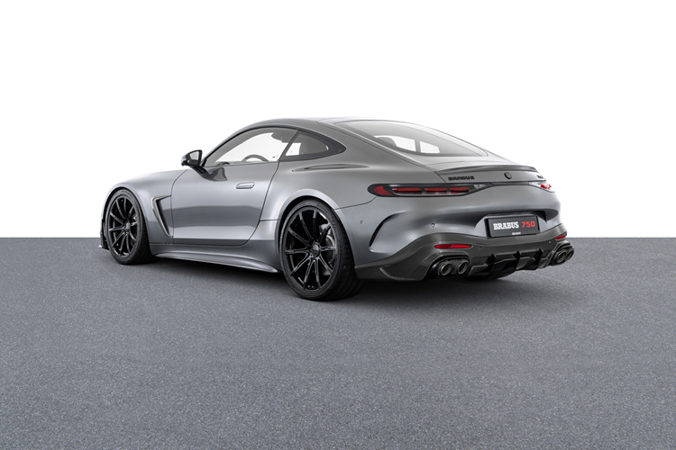 Về nội thất, các nhà thiết kế nội thất của Brabus đã phát triển các phụ kiện độc quyền bao gồm tấm ốp cửa Brabus có logo Brabus phát sáng, màu sắc có thể điều chỉnh để phù hợp với ánh sáng xung quanh, bàn đạp Brabus làm bằng nhôm hoặc tùy chọn bằng carbon lộ thiên, tấm bảo vệ sàn Brabus chất lượng cao và thảm lót cốp xe có lót da.