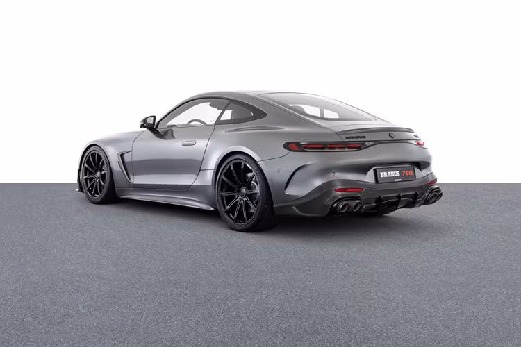 Về nội thất, các nhà thiết kế nội thất của Brabus đã phát triển các phụ kiện độc quyền bao gồm tấm ốp cửa Brabus có logo Brabus phát sáng, màu sắc có thể điều chỉnh để phù hợp với ánh sáng xung quanh, bàn đạp Brabus làm bằng nhôm hoặc tùy chọn bằng carbon lộ thiên, tấm bảo vệ sàn Brabus chất lượng cao và thảm lót cốp xe có lót da.