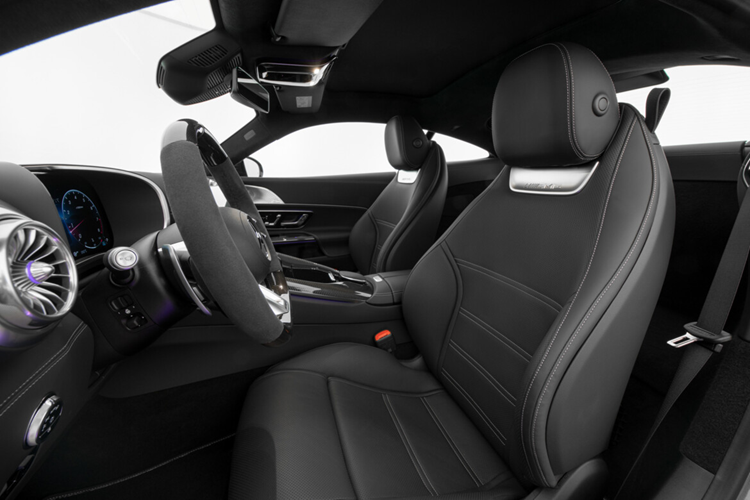 Xe được trang bị phần cánh gió trước Brabus với các cánh nâng ở hai bên không chỉ mang lại cho phần cản trước của xe và tăng khả năng xử lý ổn định hơn cho xe.