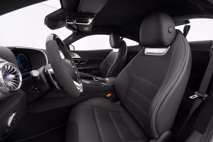 Xe được trang bị phần cánh gió trước Brabus với các cánh nâng ở hai bên không chỉ mang lại cho phần cản trước của xe và tăng khả năng xử lý ổn định hơn cho xe.