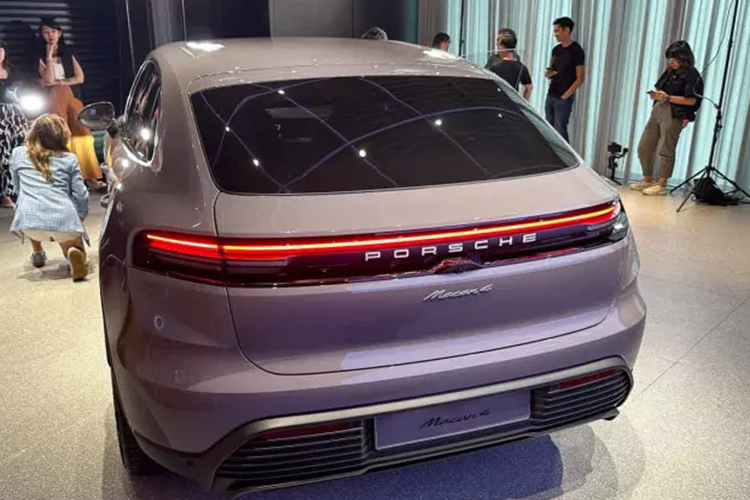 Trong khi đó, Macan Turbo sở hữu công suất tối đa 630 mã lực và mô-men xoắn cực đại 1.128 Nm. Sức mạnh đáng nể này giúp xe tăng tốc từ 0-96 km/h trong vòng chỉ 3,1 giây, trước khi đạt tốc độ tối đa 259 km/h.