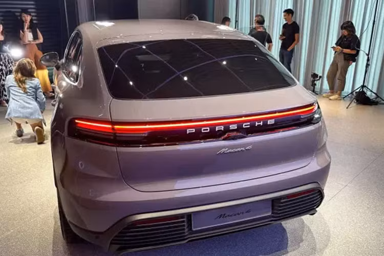 Trong khi đó, Macan Turbo sở hữu công suất tối đa 630 mã lực và mô-men xoắn cực đại 1.128 Nm. Sức mạnh đáng nể này giúp xe tăng tốc từ 0-96 km/h trong vòng chỉ 3,1 giây, trước khi đạt tốc độ tối đa 259 km/h.