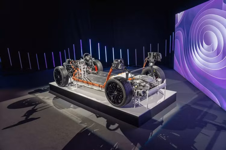 Nắp ca-pô lớn hình vỏ sò đã được thay thế bằng một nắp thông thường hơn với các đường khép kín chạy từ đỉnh đèn pha đến chân trụ kính chắn gió, thay vì dọc theo cạnh của cánh trước. Phần đầu xe không có lưới tản nhiệt.