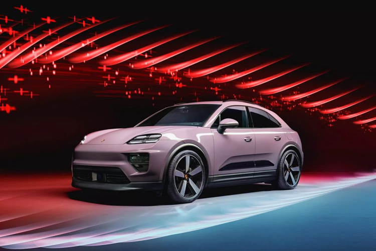 Macan EV mới có không gian nội thất rộng rãi hơn mang đến chỗ ngồi thoải mái hơn cho hành khách. Bên cạnh đó khoang hành lý cũng được tăng lên so với phiên bản động cơ đốt trong. Porsche đang đẩy mạnh khối lượng công nghệ bên trong Macan xa hơn so với những chiếc xe trước đây.