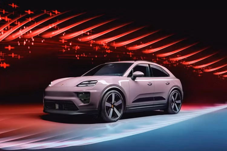 Macan EV mới có không gian nội thất rộng rãi hơn mang đến chỗ ngồi thoải mái hơn cho hành khách. Bên cạnh đó khoang hành lý cũng được tăng lên so với phiên bản động cơ đốt trong. Porsche đang đẩy mạnh khối lượng công nghệ bên trong Macan xa hơn so với những chiếc xe trước đây.