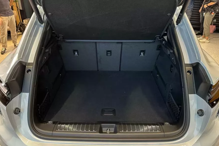 Động cơ phía trước được cung cấp bởi Bosch, trong khi động cơ phía sau được sản xuất bởi Porsche tại cơ sở sản xuất ở Zuffenhausen, Đức. Macan EV đều được trang bị hệ dẫn động bốn bánh nhờ động cơ điện đặt trên mỗi trục. Hệ thống quản lý pin tích hợp cho phép sạc DC lên tới 270 kW. Xe có thể sạc từ 10-80% pin chỉ trong 21 phút.