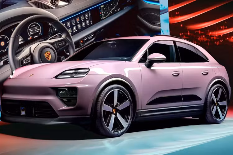SUV điện Porsche Macan EV có 2 phiên bản gồm: Macan 4 có giá khởi điểm 78.800 USD (khaongr 1,93 tỷ đồng), chưa bao gồm phí vận chuyển 1.650 USD (khoảng 40 triệu đồng) và Macan Turbo có giá khởi điểm 105.300 USD (khoảng 2,6 tỷ đồng), cũng chưa bao gồm phí vận chuyển.