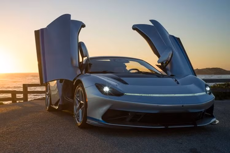 Mới đây, Pininfarina – một công ty thiết kế xe hơi có trụ sở tại Ý đã ra mắt Pininfarina Battista Targamerica mui trần độc nhất vô nhị. Đây là chiếc xe được thiết kế theo yêu cầu của một nhà sưu tập siêu xe nổi tiếng tại Hoa Kỳ, người trước đó cũng đã sở hữu phiên bản Battista coupe.