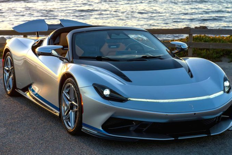 Pininfarina cho biết công ty mất khoảng một năm để biến ý tưởng của khách hàng trở thành sự thật. Chiếc Battista Targamerica độc nhất thế giới này sở hữu nhiều chi tiết ấn tượng ở phần ngoại thất với màu sơn Iconica Blu Gloss (xanh lam), lấy cảm hứng từ chiếc Ferrari Testarossa Spider 1986.