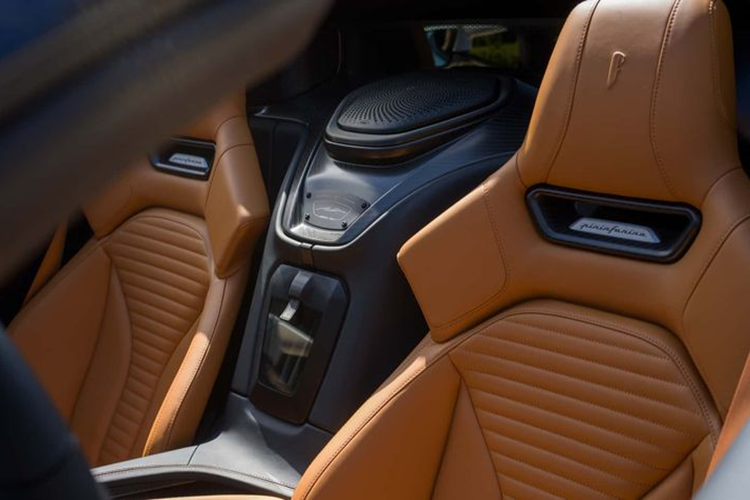 Nội thất Battista Targamerica vẫn giữ phong cách thể thao pha lẫn sang trọng của phiên bản coupe. Xe được trang bị ghế thể thao với logo hình chữ F in nổi trên tựa đầu. Bên cạnh đó, chủ nhân của chiếc xe này còn yêu cầu hãng tích hợp cả hộp đựng xì gà vào trong cabin xe.