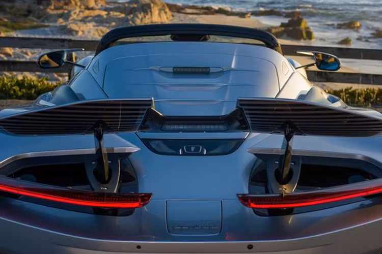 Trang bị này cũng được hãng thiết kế rất cầu kỳ với vật liệu nhôm và kính, đi kèm đèn chiếu sáng có thể đổi màu. Battista Targamerica được trang bị hệ truyền động gồm 4 mô-tơ điện cung cấp công suất kết hợp là 1.874 mã lực và mô-men xoắn 2.340 Nm. Theo công bố từ Pininfarina, xe có khả năng tăng tốc từ 0 lên 100 km/h chỉ trong vòng chưa đầy 2 giây và tốc độ tối đa đạt ngưỡng 350 km/h.