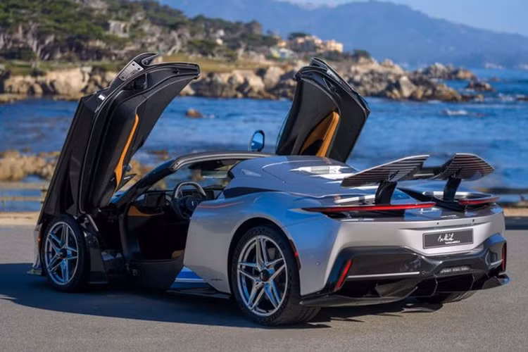 Ngay sau sự kiện này, chiếc xe độc nhất này sẽ được giao cho chủ sở hữu. Mức giá bán của chiếc siêu xe mui trần này không được tiết lộ, tuy nhiên, con số chắc chắn cao hơn mức 2 triệu USD (khoảng 50 tỷ VNĐ) của Battista bản coupe.