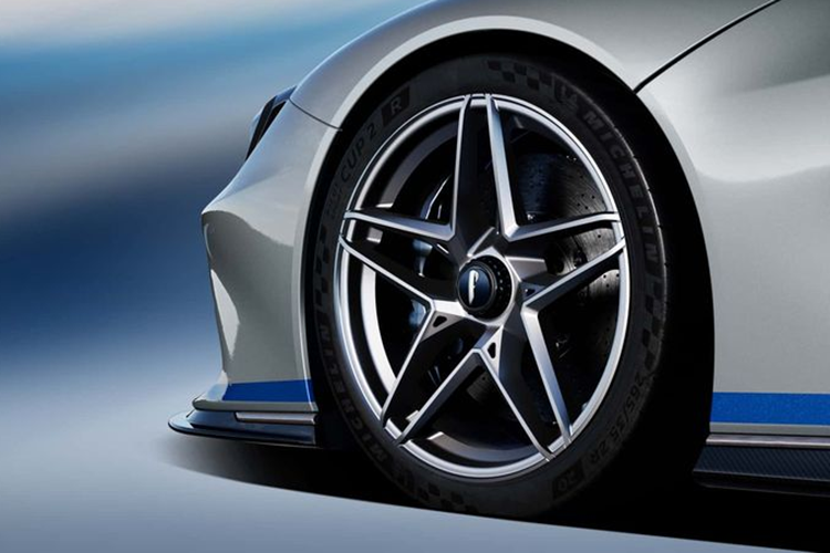 Các sọc nhỏ Iconica Blu dưới cánh sau được sơn thủ công bởi các nghệ nhân của Pininfarina. Một điểm nhấn đặc biệt khác là bộ vành hợp kim đánh bóng bằng gốm độc đáo với nắp chụp trung tâm bằng nhôm anodized màu đen thiết kế năm chấu lấy cảm hứng từ xe Ferrari.