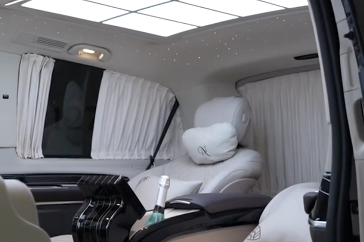 Hiện chưa rõ chiếc xe Mercedes-Benz V-Class của DJ Ngân 98 và Lương Bằng Quang thuộc bản gì, nếu là Mercedes-Benz V250 Luxury sẽ gây ấn tượng với các vật liệu cao cấp như hợp kim nhôm, da và gỗ.