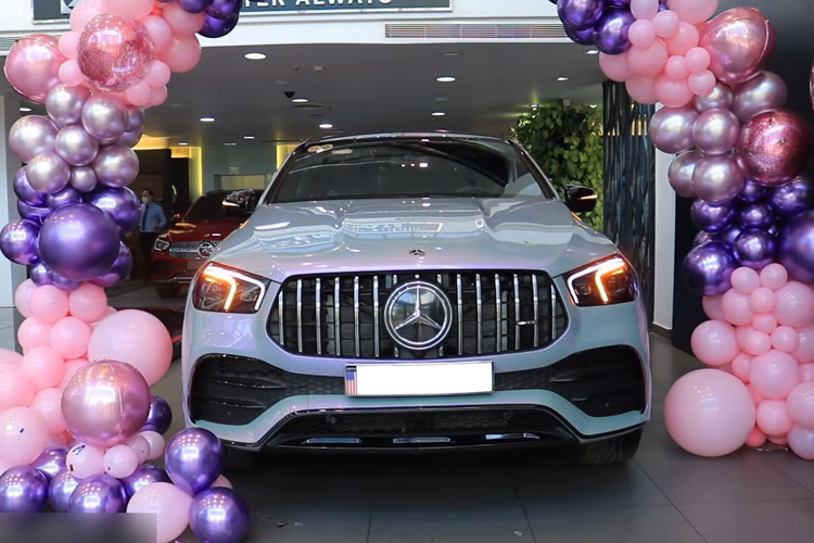 Trước khi tậu chiếc xe V-Class, cặp đôi này từng mua xe Mercedes-Benz khác, đó là Mercedes-AMG GLE 53 4Matic+ Coupe với mức giá 5,35 tỷ đồng, chưa bao gồm các chi phí lăn bánh.