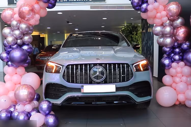 Trước khi tậu chiếc xe V-Class, cặp đôi này từng mua xe Mercedes-Benz khác, đó là Mercedes-AMG GLE 53 4Matic+ Coupe với mức giá 5,35 tỷ đồng, chưa bao gồm các chi phí lăn bánh.