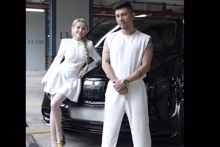 Dòng xe Mercedes-Benz phiên bản V250 Luxury sở hữu khối động cơ 4 xi-lanh thẳng hàng, dung tích 2.0 lít sản sinh công suất tối đa 211 mã lực và mô-men xoắn cực đại đạt 350 Nm.