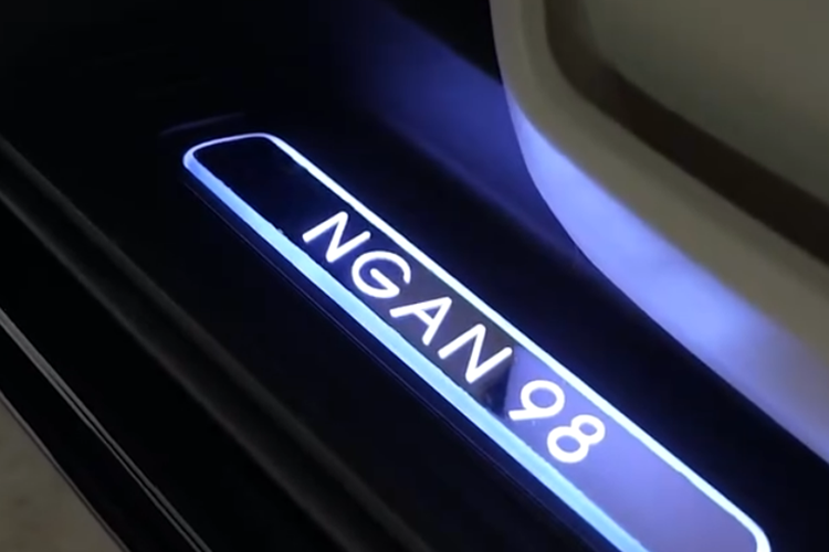 Đèn viền nội thất điều chỉnh 3 màu sắc và độ sáng, mẫu xe này còn được trang bị tay lái đa chức năng 3 chấu bọc da Nappa êm ái, tích hợp các nút điều khiển hiện đại. Mặt táp lô có họa tiết sọc đôi chạy ngang cùng màn hình màu TFT 7-inch có độ hiển thị sắc nét.