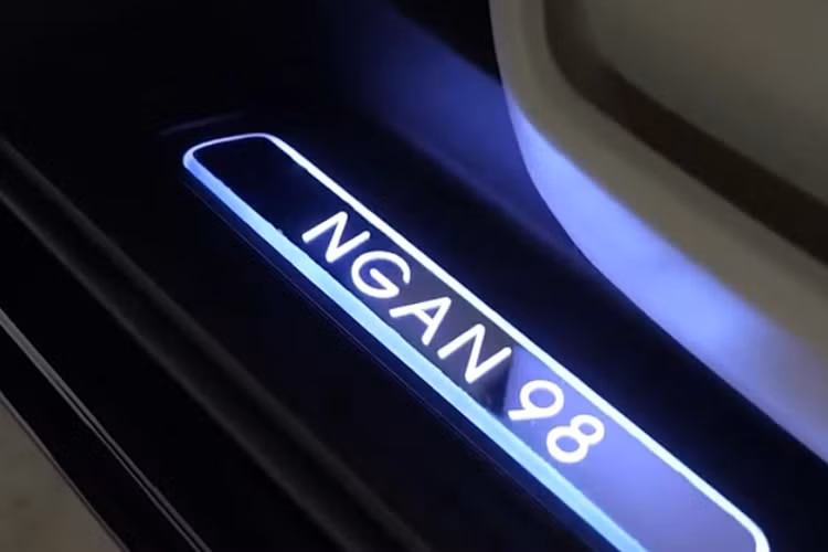 Đèn viền nội thất điều chỉnh 3 màu sắc và độ sáng, mẫu xe này còn được trang bị tay lái đa chức năng 3 chấu bọc da Nappa êm ái, tích hợp các nút điều khiển hiện đại. Mặt táp lô có họa tiết sọc đôi chạy ngang cùng màn hình màu TFT 7-inch có độ hiển thị sắc nét.