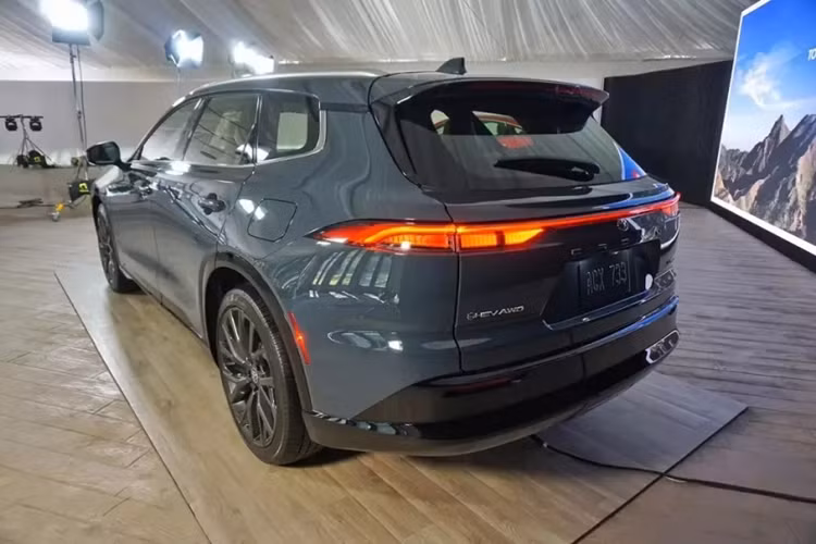 Ngoài ra, khách hàng có thể mua thêm gói tuỳ chọn Advanced Technology giá 1.865 USD (khoảng 47,41 triệu đồng) trên Toyota Crown Signia 2024 bản Limited, bổ sung thêm các trang bị như camera 360 độ, hỗ trợ lái xe khi tắc đường, hỗ trợ chuyển làn…