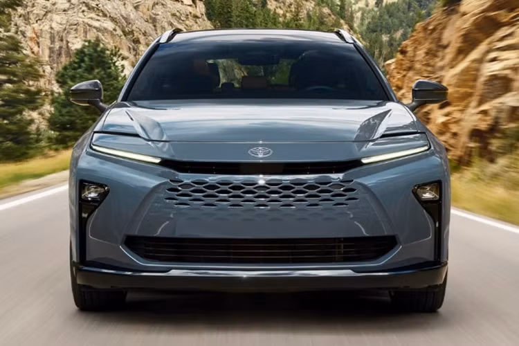 Mẫu xe crossover Crown Signia 2024 còn được biết đến với tên gọi khác là Crown Estate. Đây là một trong bốn kiểu dáng thân xe của dòng Crown, cùng với các kiểu dáng khác là Sedan, Sport và Crossover. Tại thị trường Mỹ, Toyota Crown Signia được coi là lựa chọn thay thế cho Venza chuẩn bị ngừng sản xuất.