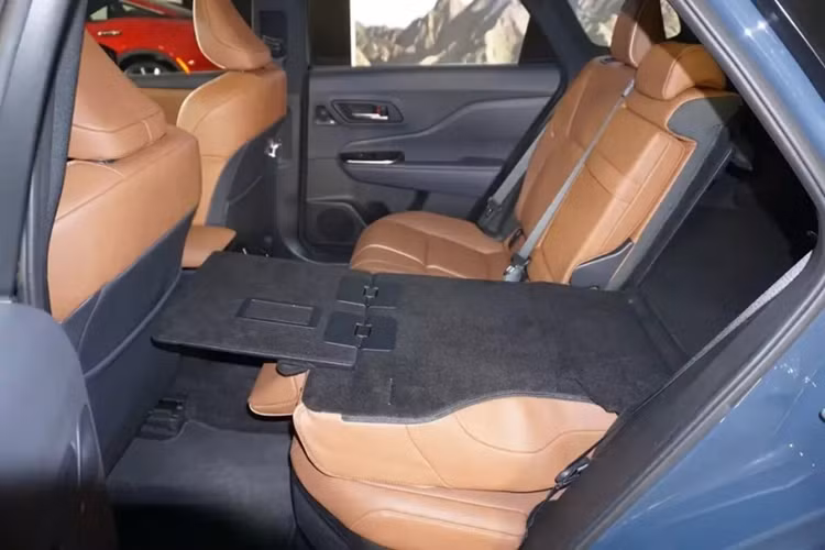 Dải đèn LED định vị ban ngày thanh mảnh và vuốt về phía sau, tạo thành hình chữ C. Trong khi đó, đèn pha được đặt thấp ở bên dưới, nối liền với hai khe hút gió. Cuối cùng là hốc gió trung tâm hình thang ngược khá rộng trên cản trước.