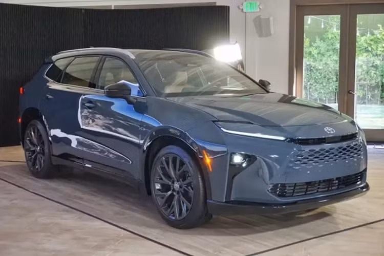 Trước mặt người lái là vô lăng 3 chấu, tích hợp các phím chức năng và lẫy chuyển số thể thao. Thêm vào đó là ghế trước chỉnh điện, ghế bọc nỉ, vô lăng bọc da tích hợp sưởi, cửa cốp chỉnh điện, hệ thống âm thanh 6 loa, sạc điện thoại không dây, 5 cổng USB,...