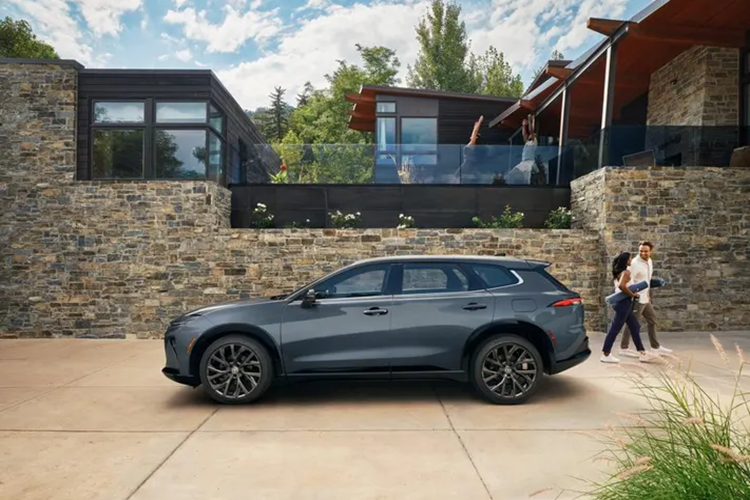 Về trang bị an toàn, Toyota Crown Signia 2024 sở hữu gói trợ lái nâng cao Toyota Safety Sense 3.0, gồm: hệ thống cảnh báo lệch làn đường, hỗ trợ bám làn đường, phát hiện người đi bộ, đèn pha tự động và 8 túi khí.