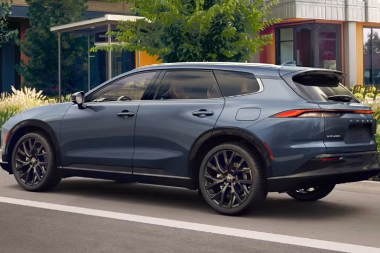 Về nội thất, Toyota Crown Signia 2024 có cấu hình 5 chỗ ngồi với 2 tùy chọn màu sắc nội thất là đen và nâu, cả hai đều có điểm nhấn màu đồng ở một số chi tiết.